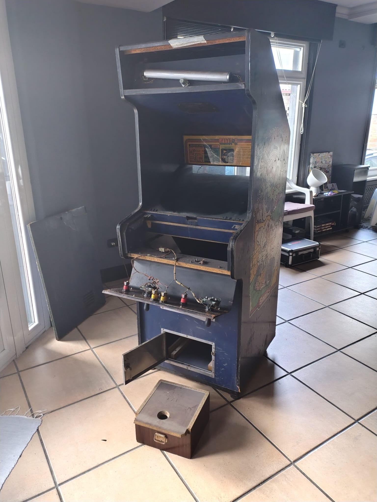 Cabina arcade en estado de chatarra antes de restaurar
