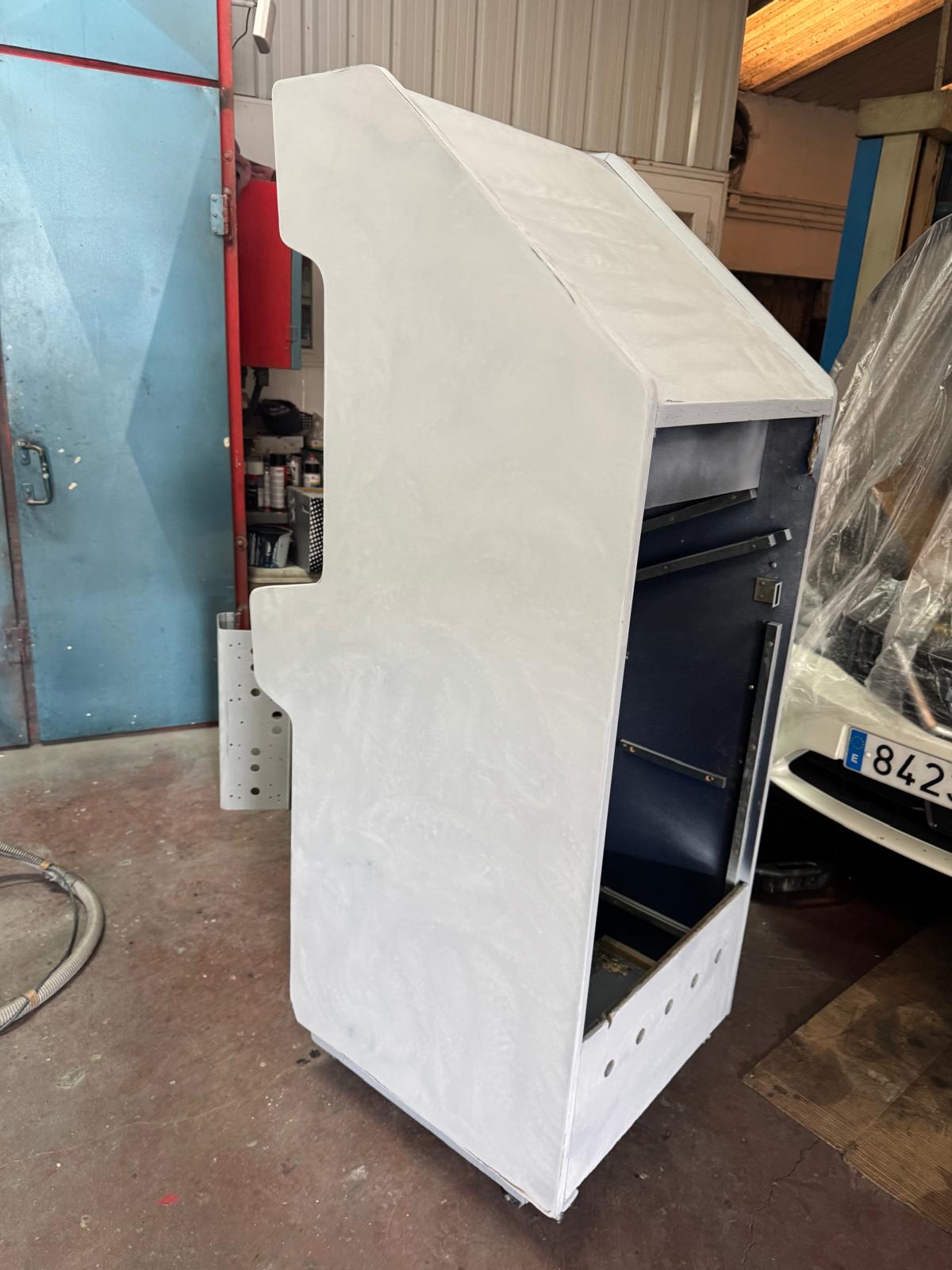 Cabina arcade con imprimación gris aplicada