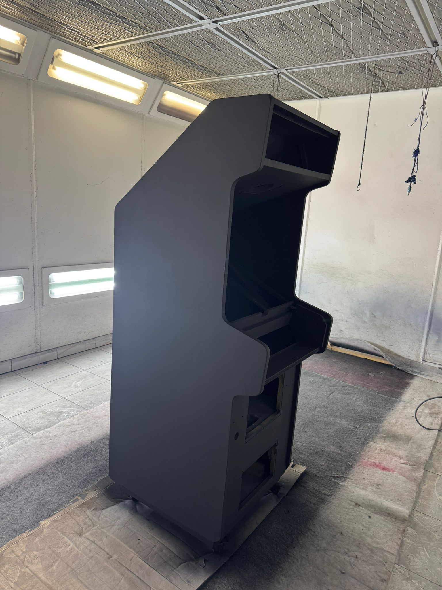 Cabina pintada en negro mate profesional