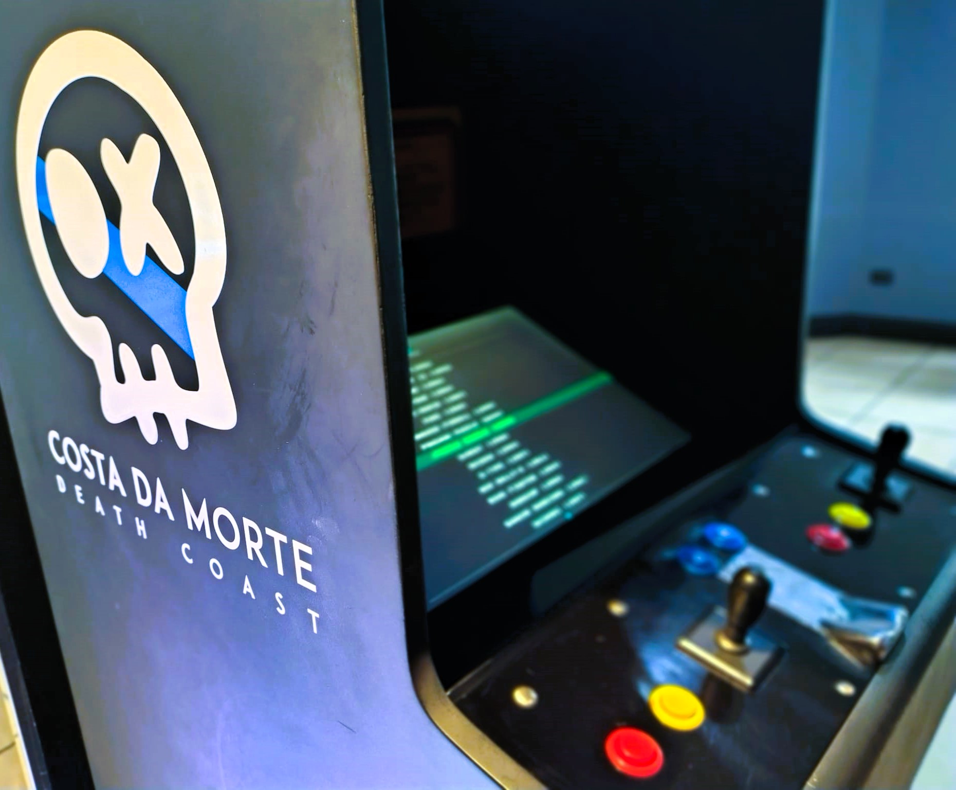 Cabina arcade con branding Eustaquio Costa da Morte aplicado